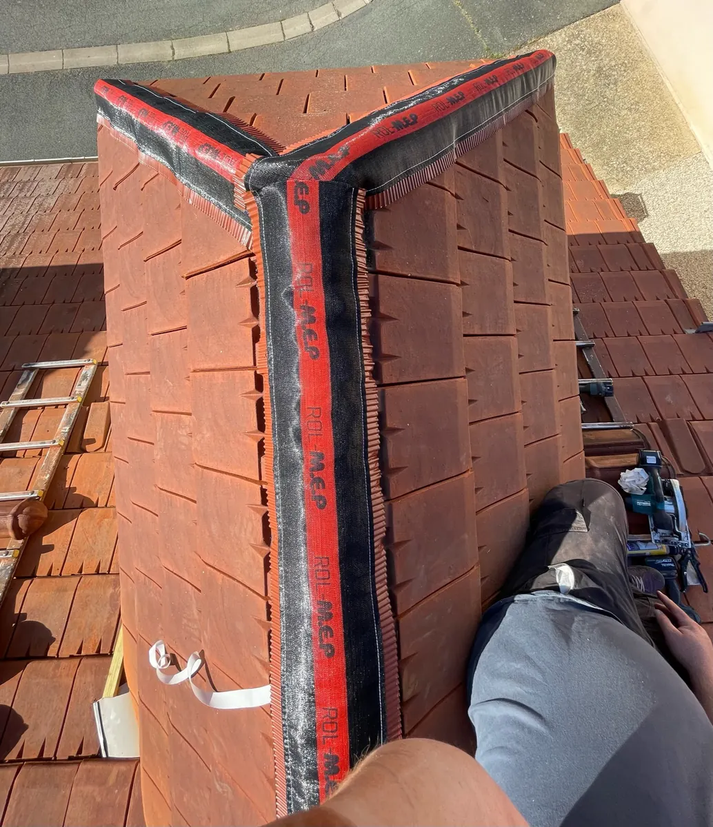 Arêtier en cours de réfection avec closoir sur une toiture en tuiles
