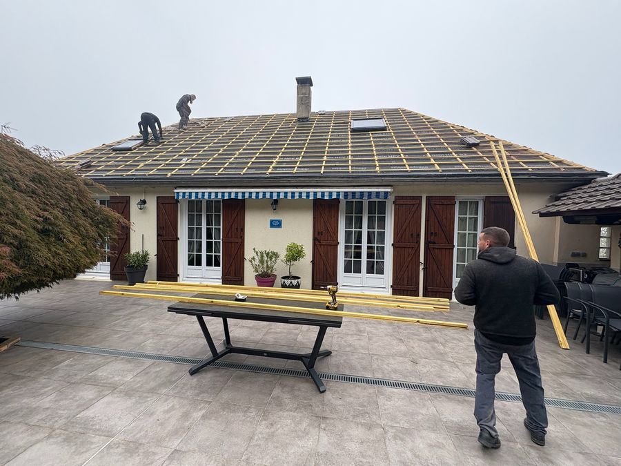 Dépose de l'ancienne toiture et pose des liteaux sur une maison à Étréchy