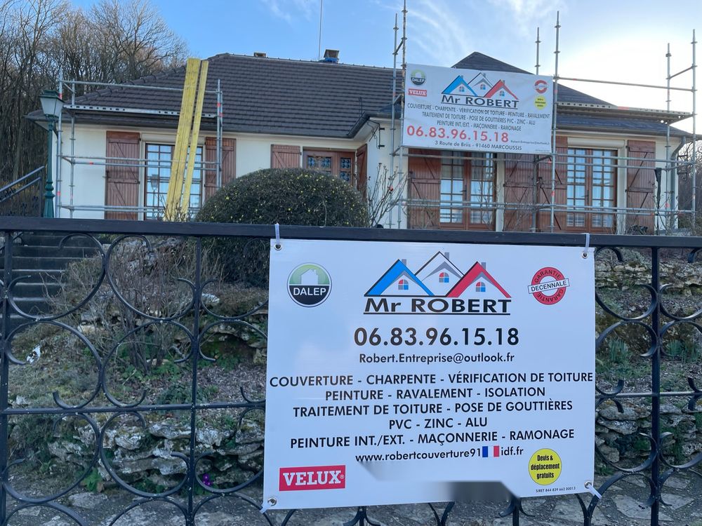 Chantier de couverture Robert Daniel avec panneau de l'entreprise dans l'Essonne