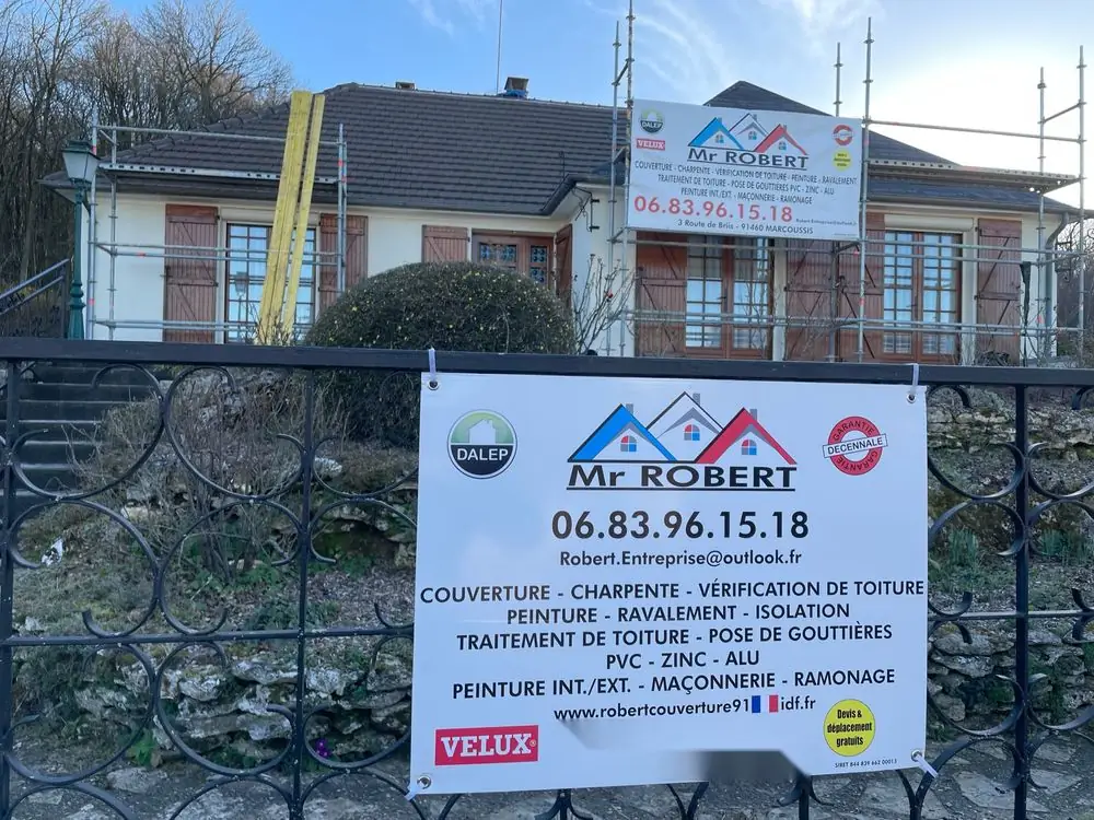 Chantier de couverture de Robert Daniel, panneau de l'entreprise devant la maison