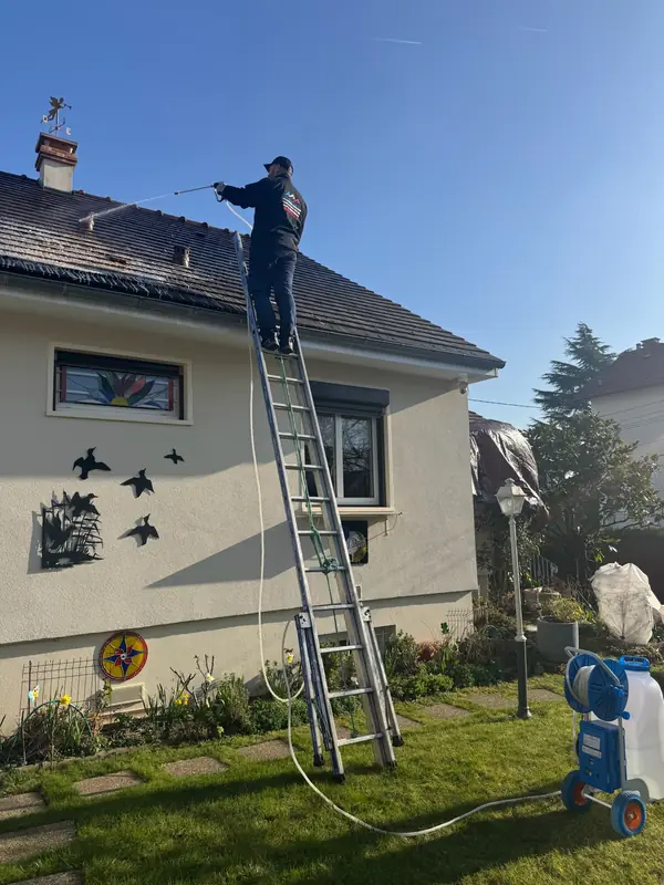 Traitement d'une toiture après démoussage sur une maison d'Étréchy