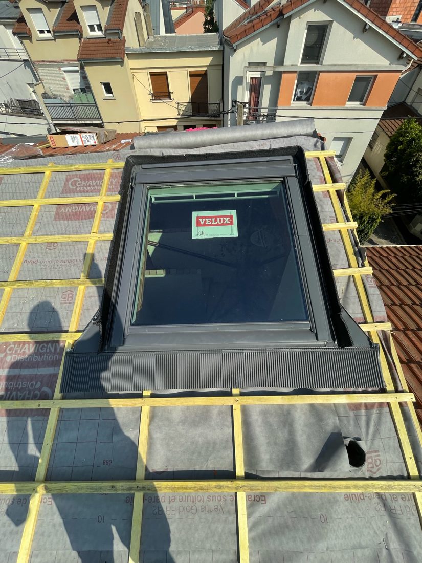 Pose d'une fenêtre de toit Velux avec écran de sous-toiture et raccord en zinc dans l'Essonne