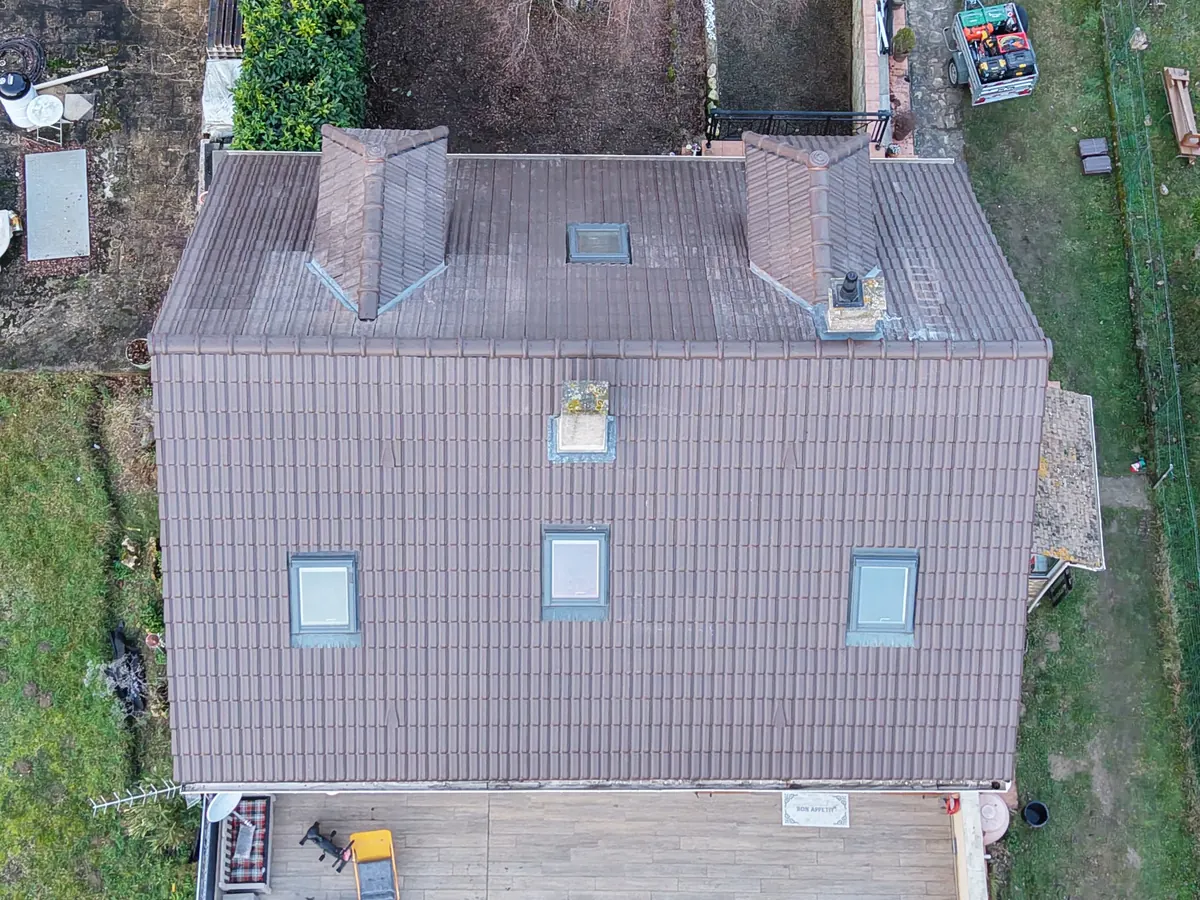 Toiture vue de dessus par drone pour en contrôler les pans et le faîtage