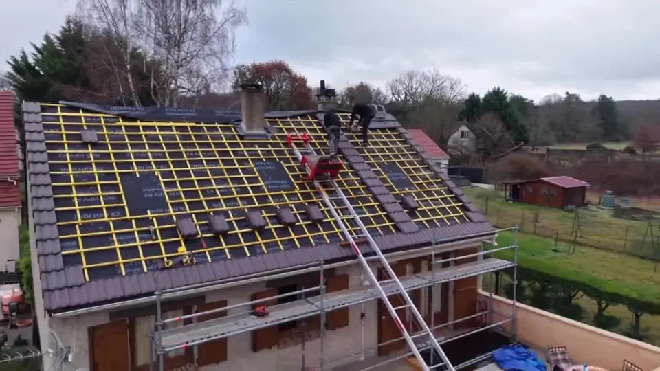 Vue par drone d'une toiture dans l'Essonne pendant une vérification