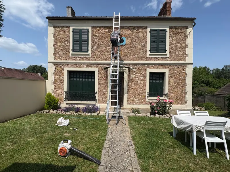 Entretien des gouttières à Janville-sur-Juine : la maison et l'échelle de travail
