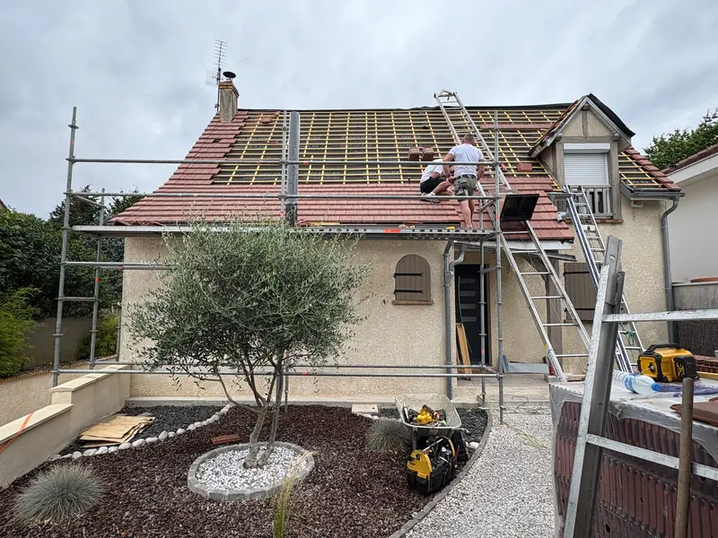 Pose de fenêtre de toit à Étréchy : le chantier et son échafaudage