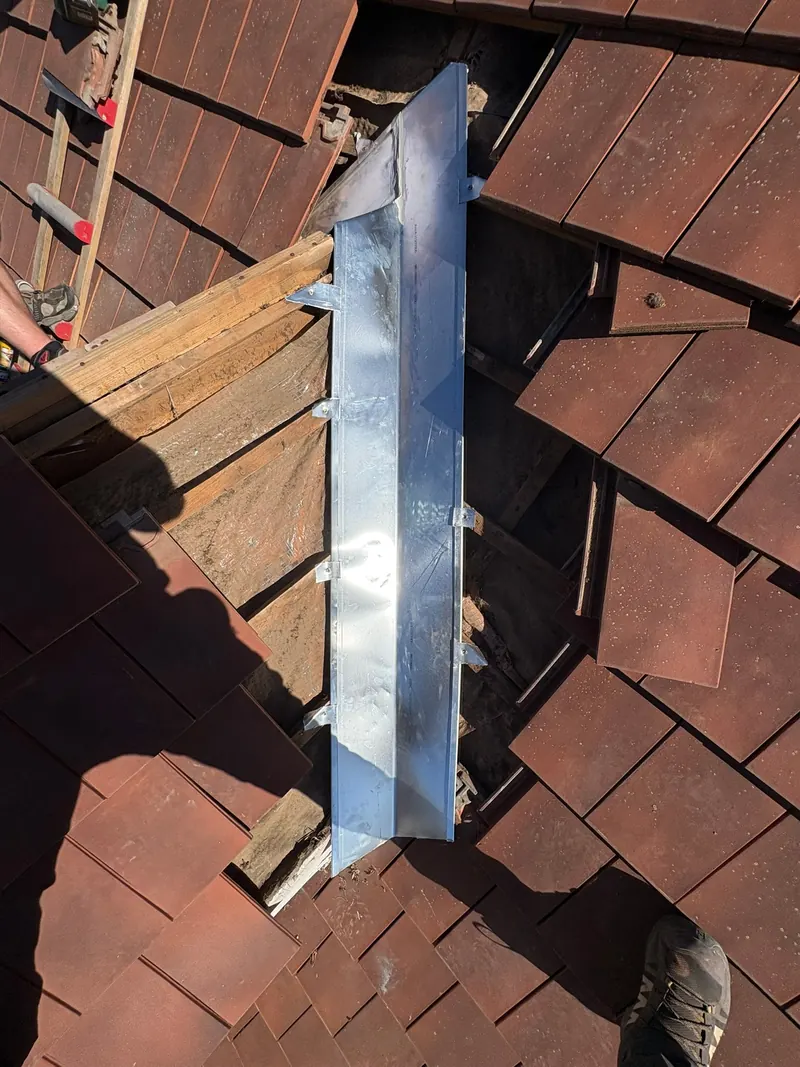 Noue en zinc neuve fixée entre deux pans de toiture à Saint-Germain-lès-Arpajon