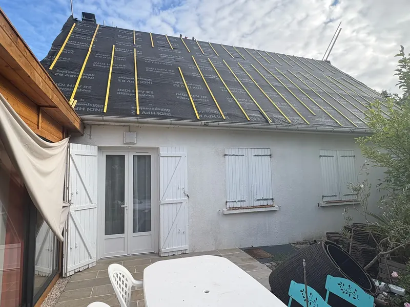 Écran sous-toiture et contre-liteaux posés pendant la réfection d'une toiture à Morigny-Champigny