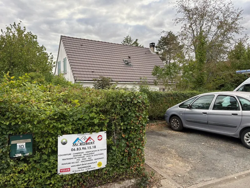 Pavillon de Morigny-Champigny avec sa toiture refaite, vu de la rue
