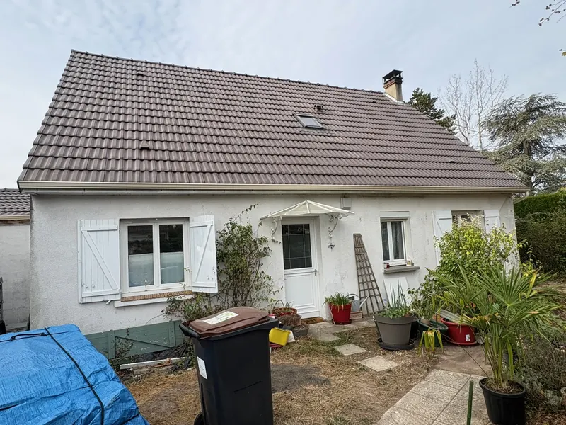 Toiture neuve en tuiles brunes d'un pavillon de Morigny-Champigny