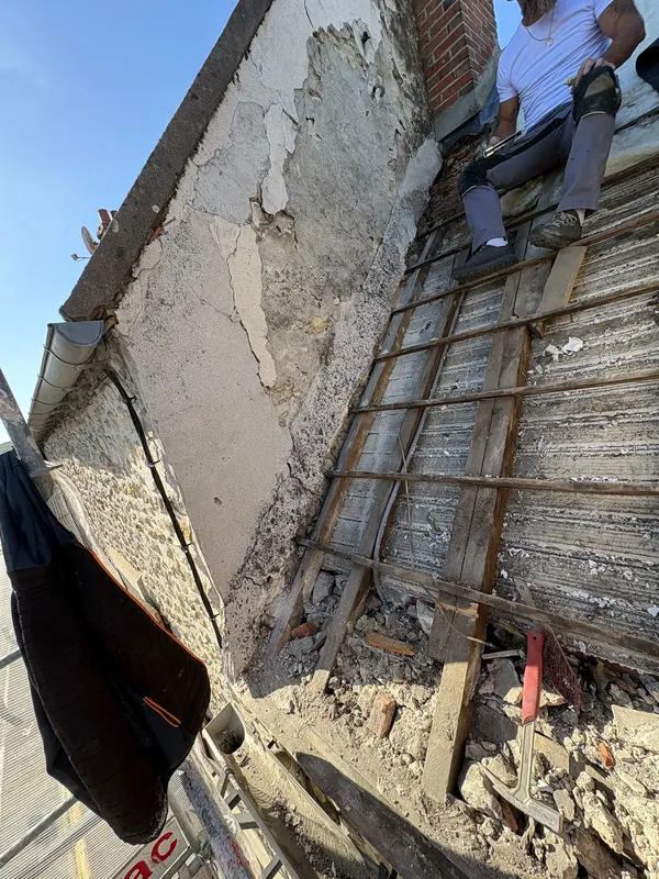 Toiture découverte et anciens liteaux à côté d'une lucarne, sur une maison d'Étréchy