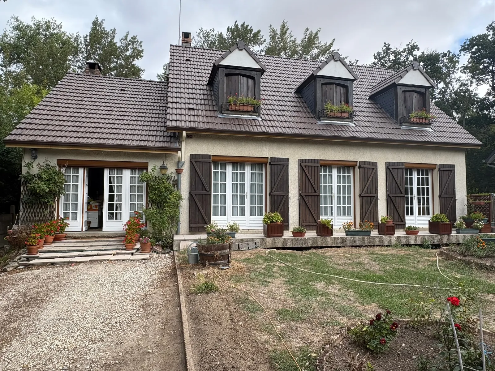 Maison à trois lucarnes d'Ormoy-la-Rivière après le remplacement de sa toiture