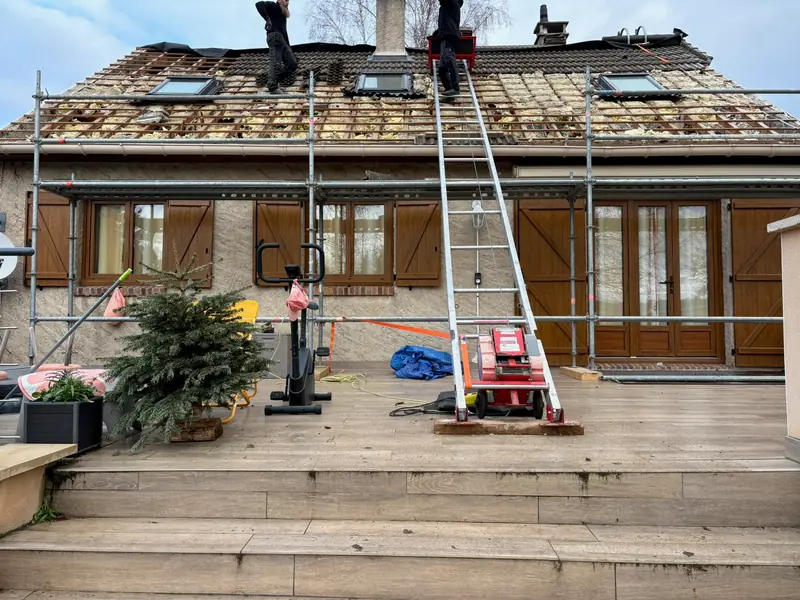 Rénovation de toiture à Auvers-Saint-Georges : dépose des anciennes tuiles