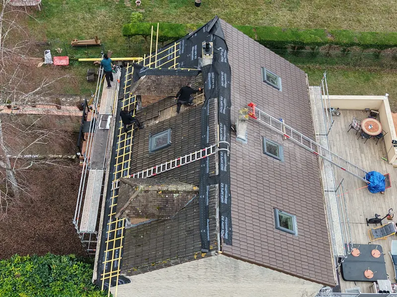 Rénovation de toiture à Auvers-Saint-Georges : vue drone : écran sous-toiture et liteaux