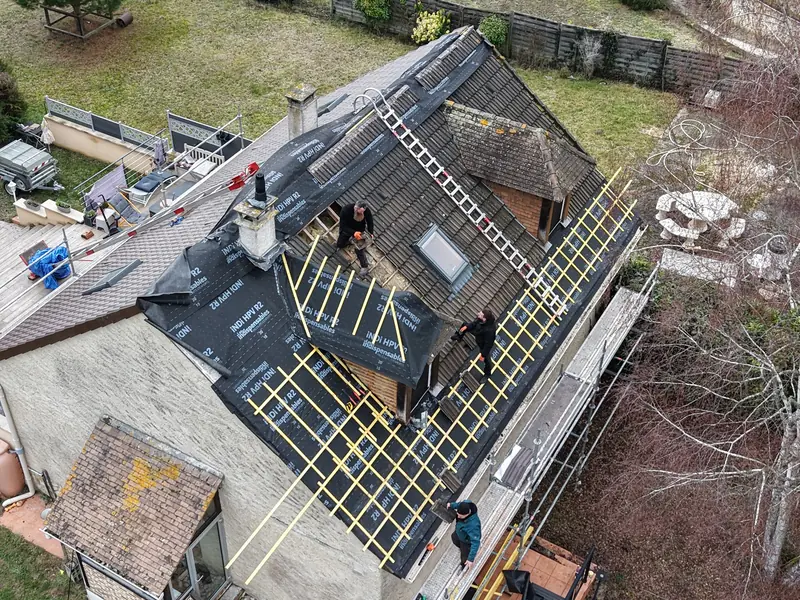 Rénovation de toiture à Auvers-Saint-Georges : vue drone : reprise des lucarnes