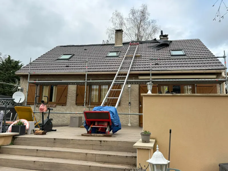 Rénovation de toiture à Auvers-Saint-Georges : le chantier côté jardin