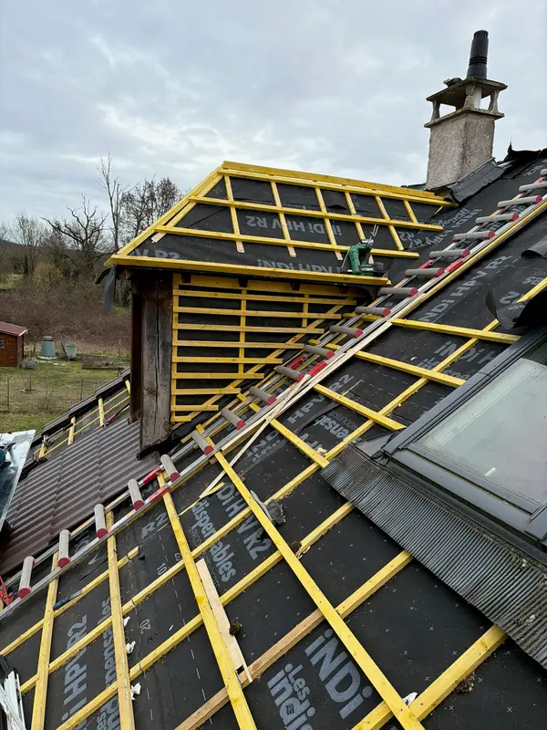 Rénovation de toiture à Auvers-Saint-Georges : lucarne en cours, écran et liteaux neufs