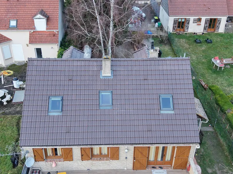 Rénovation de toiture à Auvers-Saint-Georges : vue drone de la couverture neuve et des fenêtres de toit