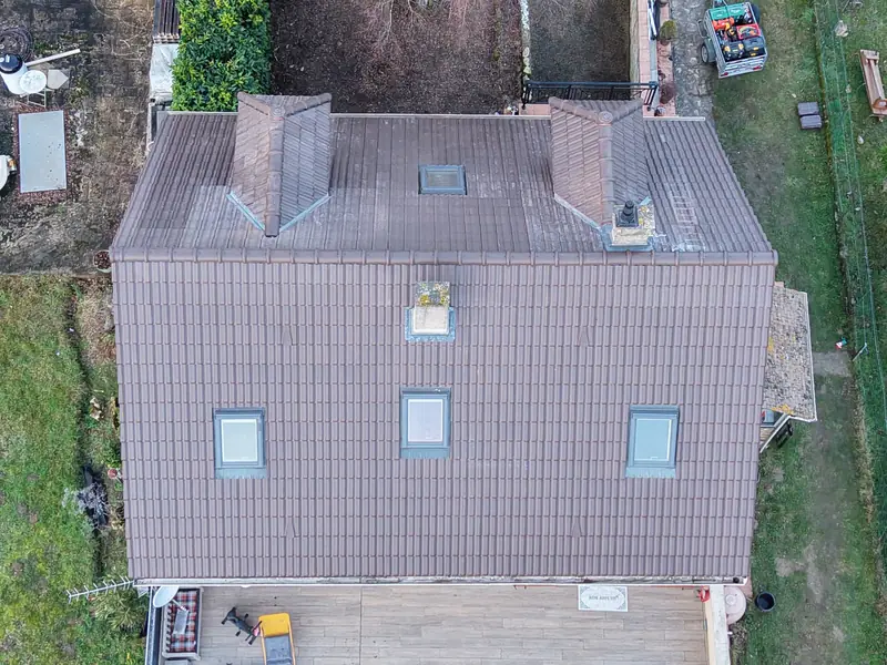 Rénovation de toiture à Auvers-Saint-Georges : la toiture refaite vue du ciel