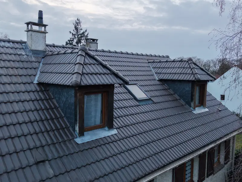 Rénovation de toiture à Auvers-Saint-Georges : les lucarnes après rénovation