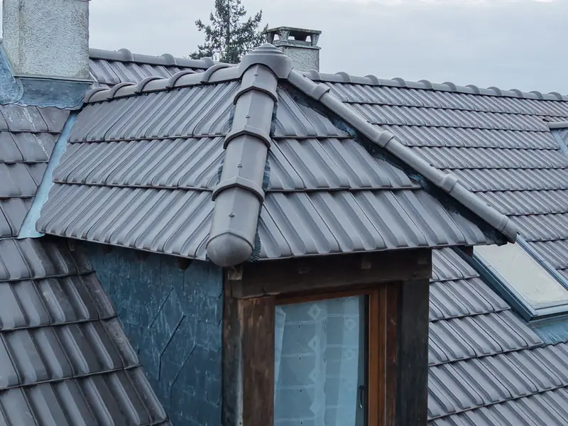 Rénovation de toiture à Auvers-Saint-Georges : détail d'une lucarne rénovée