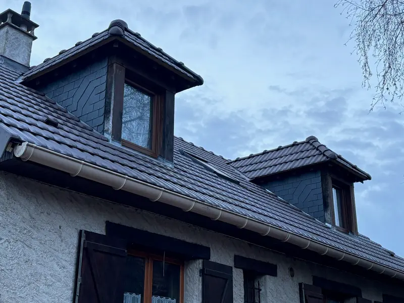 Rénovation de toiture à Auvers-Saint-Georges : lucarnes et gouttière après travaux