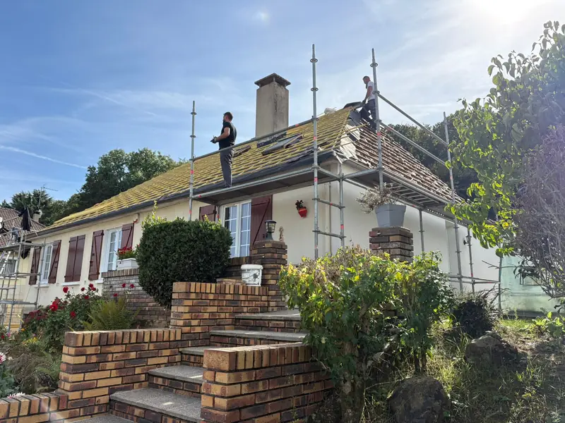 Rénovation de toiture à Étréchy : échafaudage et dépose de la couverture