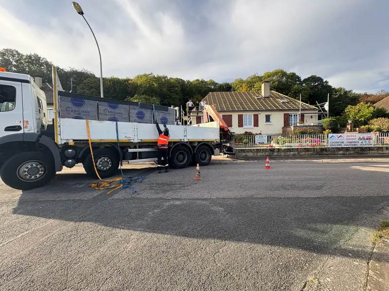Rénovation de toiture à Étréchy : livraison des tuiles par camion-grue