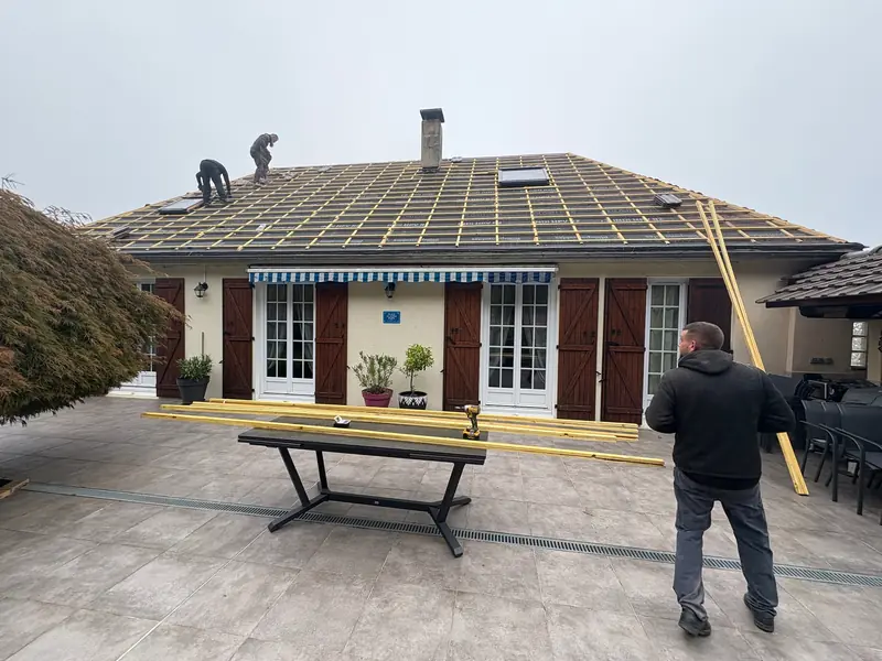 Rénovation de toiture à Étréchy : pose des tuiles neuves