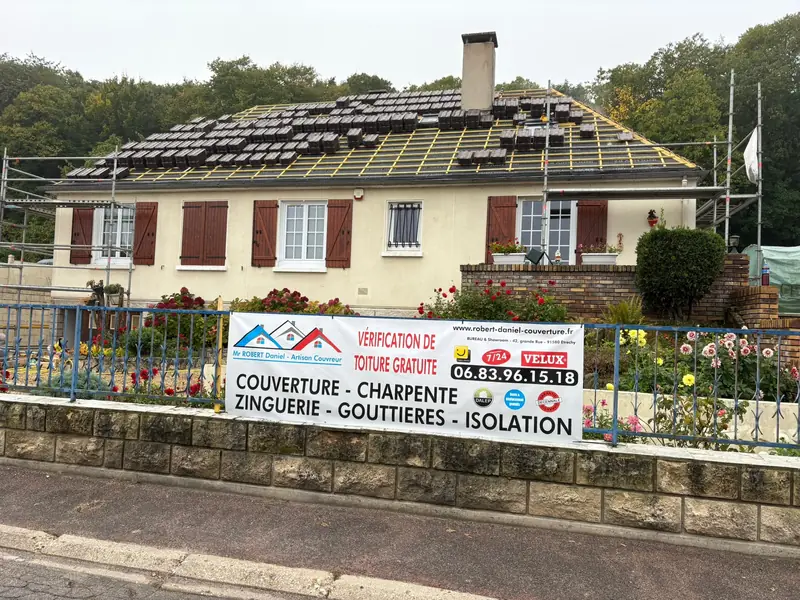 Rénovation de toiture à Étréchy : pose des tuiles en cours