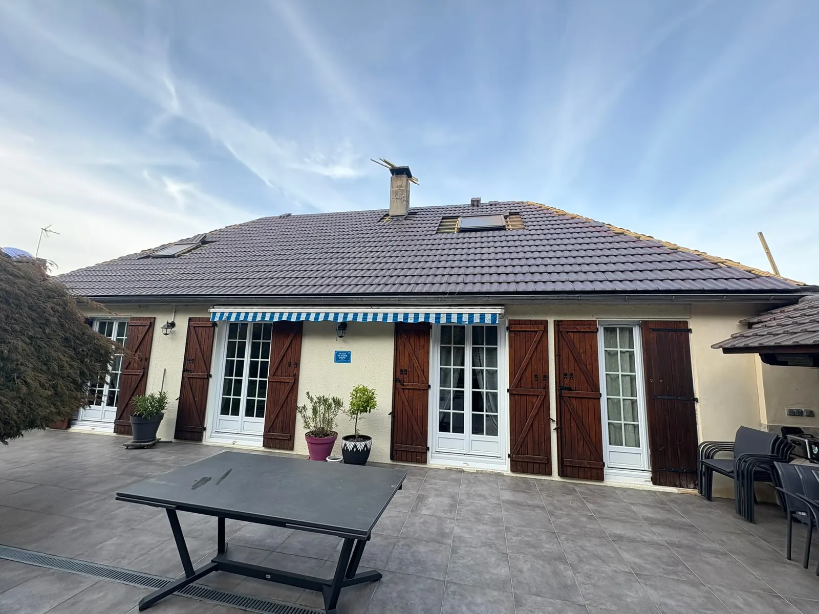 Pavillon d'Étréchy avec sa toiture refaite à neuf par Robert Daniel