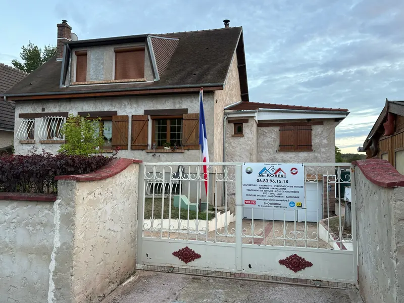 Maison de Brières-les-Scellés dont la toiture a été remplacée par Robert Daniel