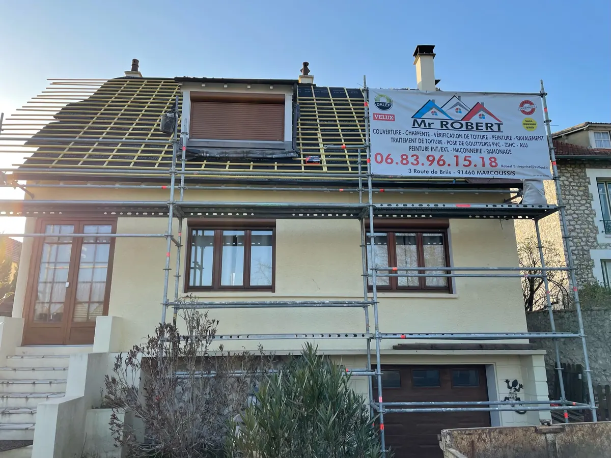 Échafaudage monté en façade pour la rénovation d'une toiture dans l'Essonne