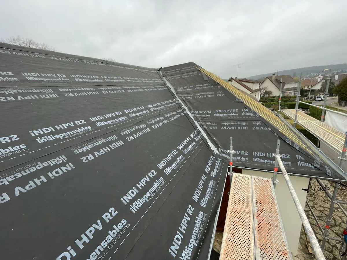 Écran sous-toiture et liteaux neufs posés avant la couverture lors d'une rénovation