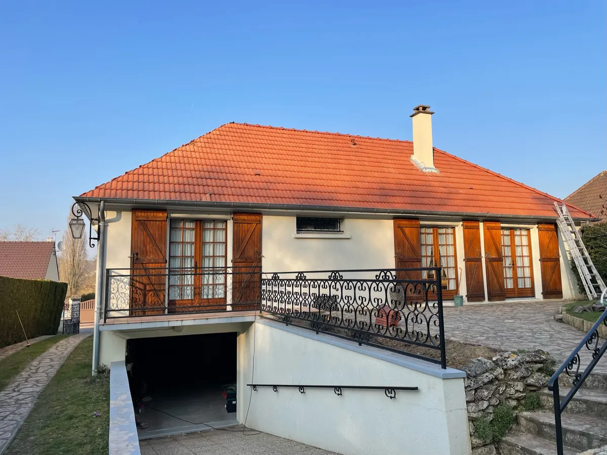 Pavillon dont la toiture en tuiles a été entièrement refaite dans l'Essonne