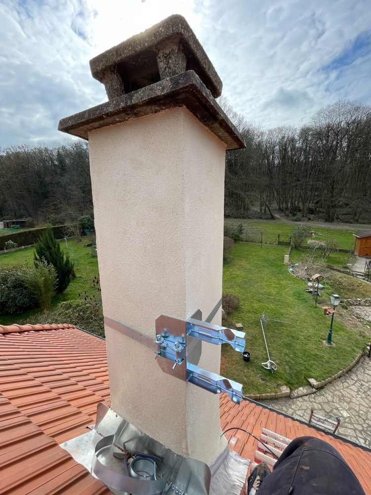 Souche de cheminée reprise et solin refait sur une toiture dans l'Essonne