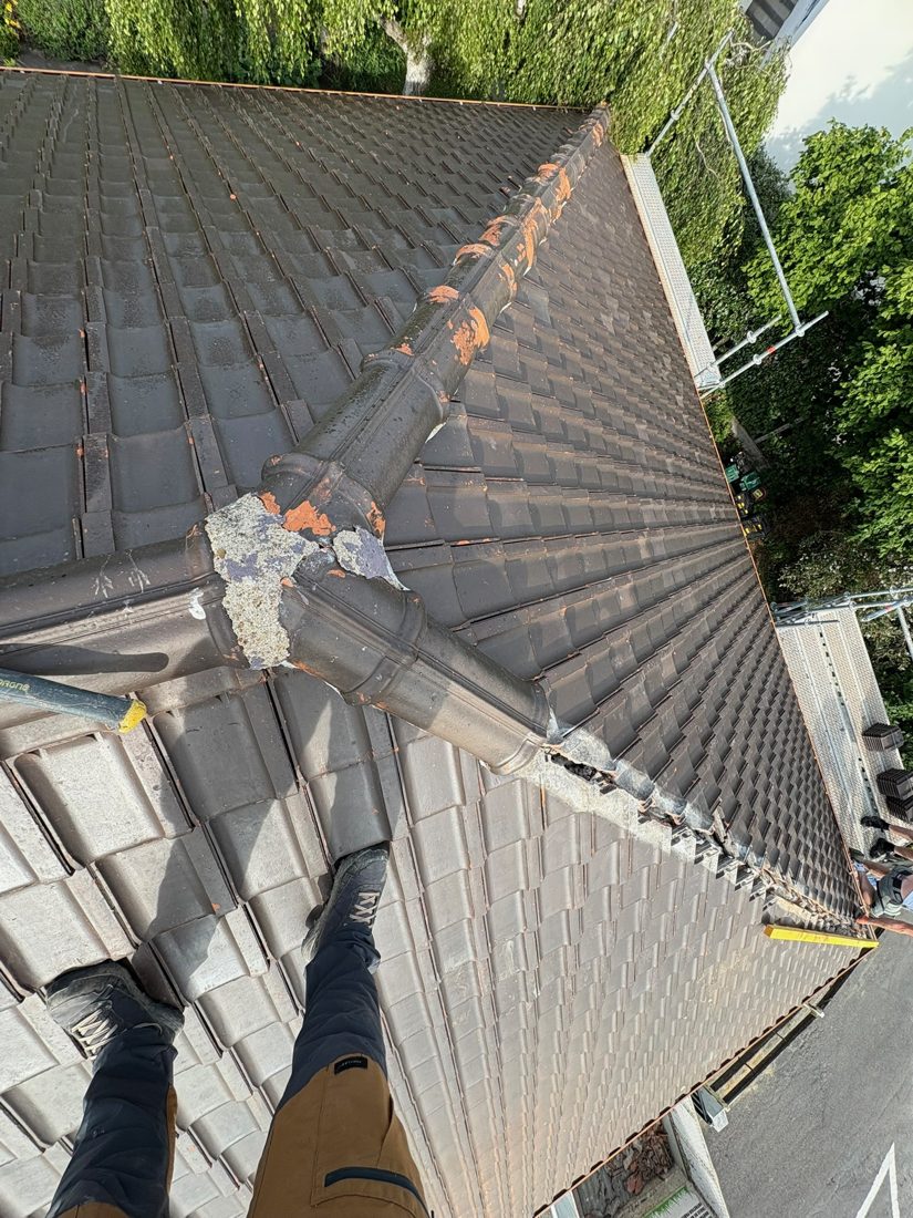 Vue par drone d'une toiture en tuiles avec faîtage et arêtiers à reprendre dans l'Essonne