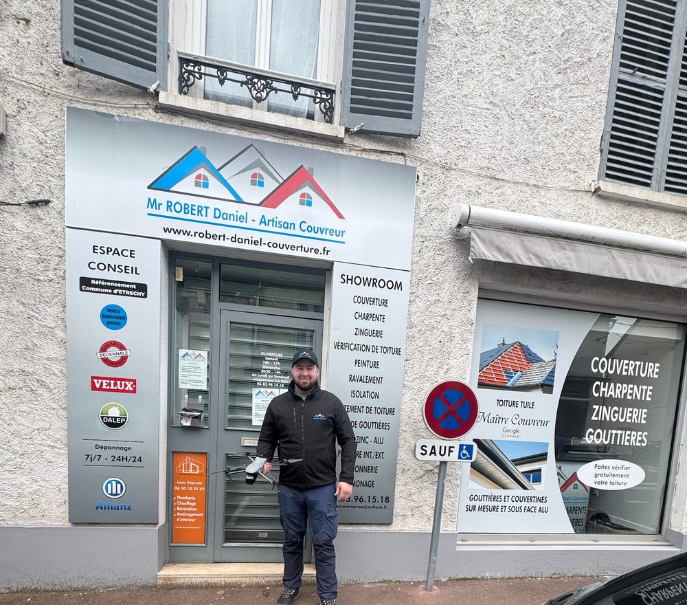 Robert Daniel avec son drone devant son showroom, pour la vérification de toiture à Étréchy, dans l'Essonne