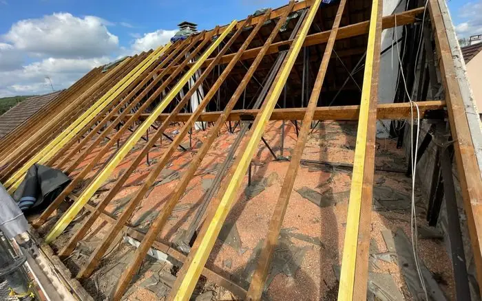 Pose d'un isolant et d'un écran sous toiture sur une maison de l'Essonne