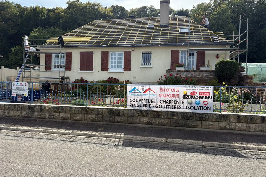 Maison avec toiture en cours de rénovation et panneau Robert Daniel Couverture dans l'Essonne