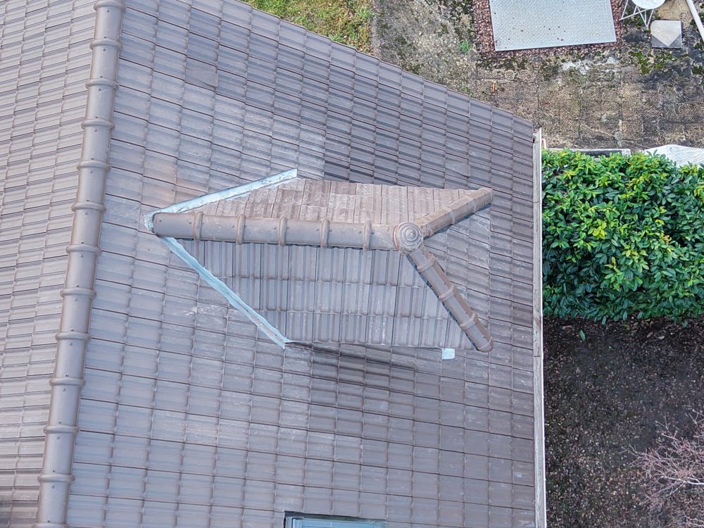 Finition en zinc d'un chien-assis vue de dessus dans l'Essonne