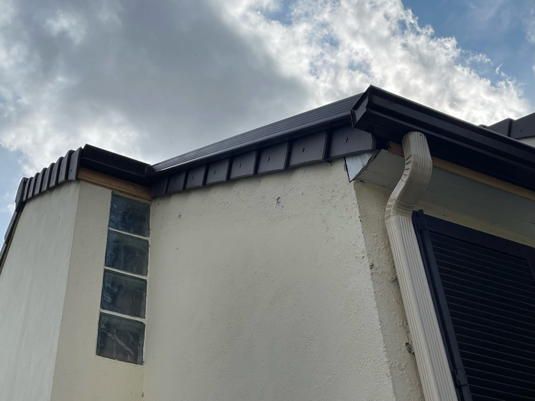 Gouttière et descente en zinc anthracite sur la rive d'une maison dans l'Essonne