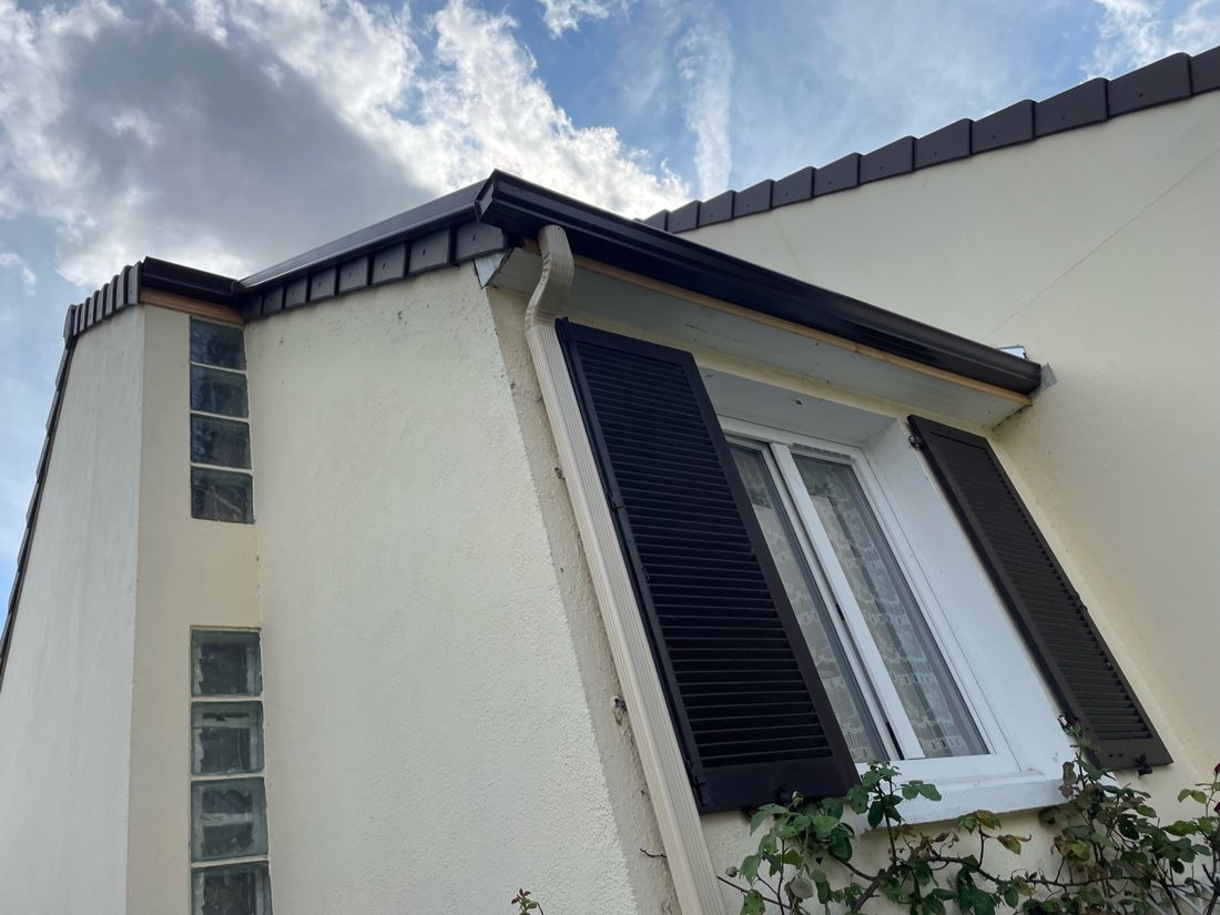 Gouttière et habillage en zinc anthracite posés en rive de toiture dans l'Essonne