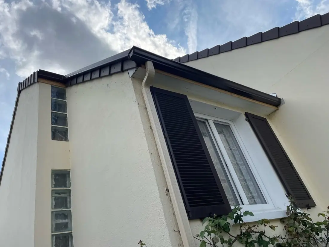 Gouttière en zinc anthracite posée en rive de toiture par Robert Daniel