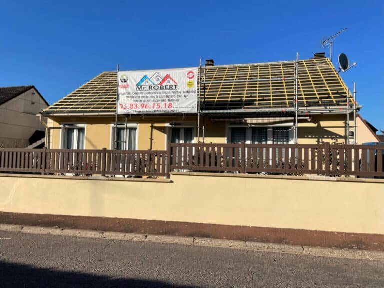 vue sur toiture en cours de rénovation panneau hpv et liteaunnage remplacement de toiture 91