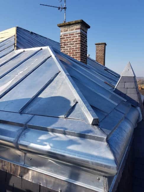 M Robertt Daniela vec son drone devan,t la boutique vitrine du 42 grande rue à Étréchy dans l'Essonne (91).