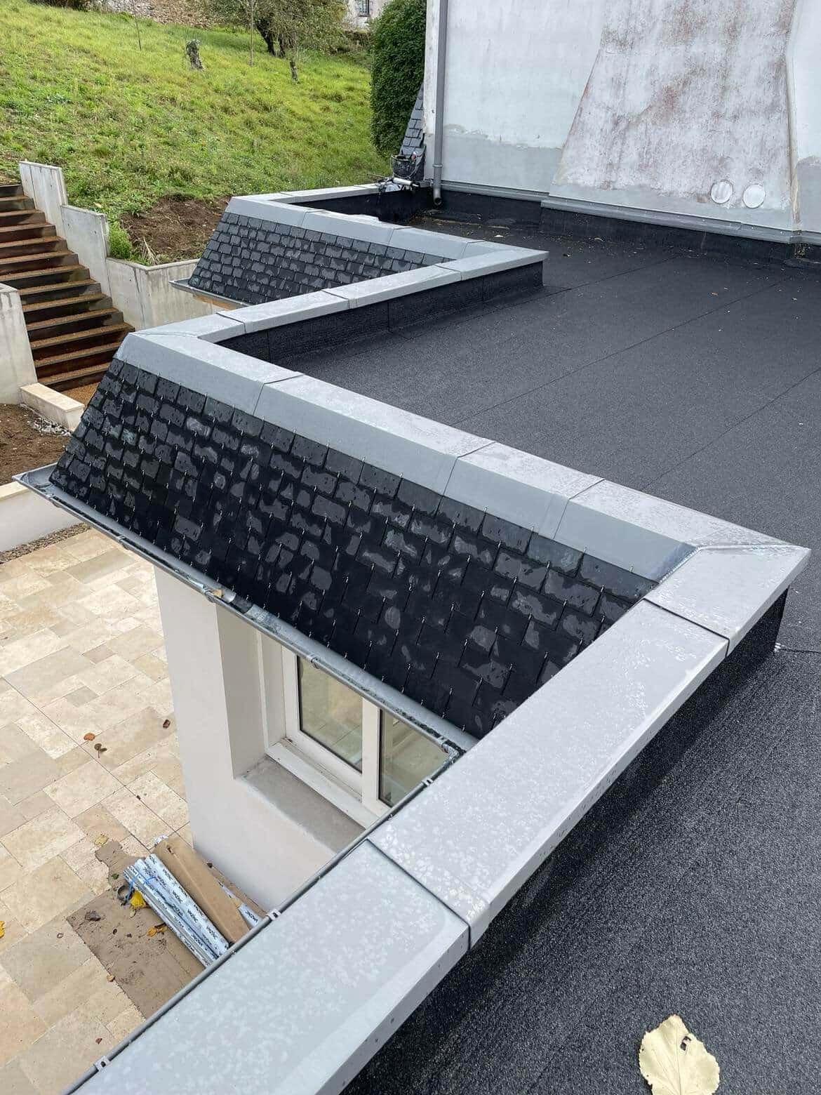 M Robertt Daniela vec son drone devan,t la boutique vitrine du 42 grande rue à Étréchy dans l'Essonne (91).