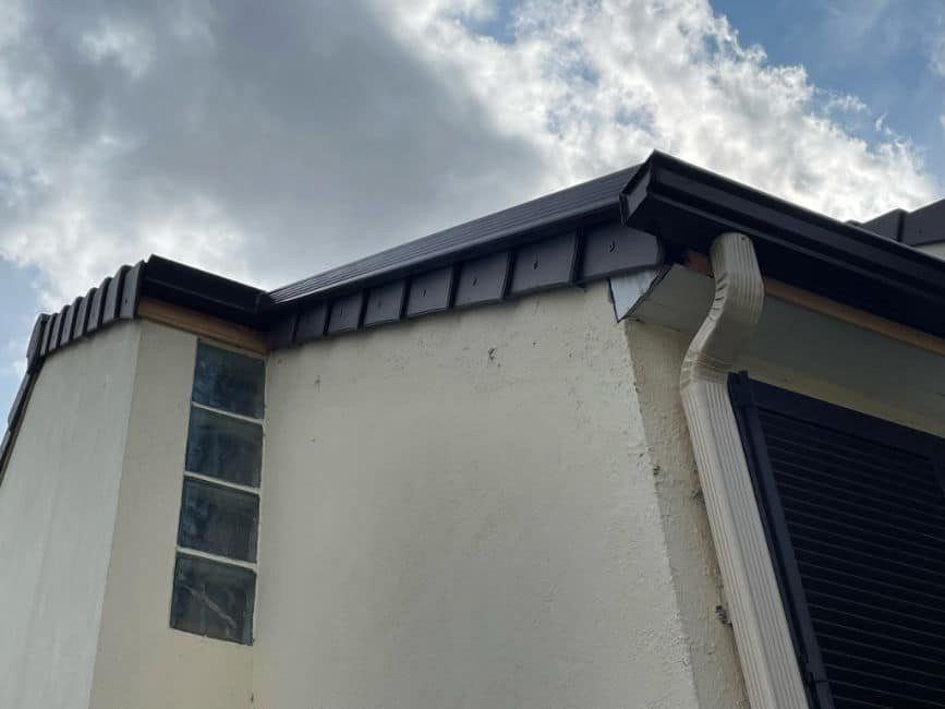 M Robertt Daniela vec son drone devan,t la boutique vitrine du 42 grande rue à Étréchy dans l'Essonne (91).