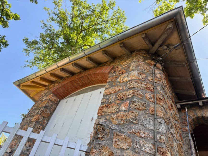 gouttières en zinc gros plan