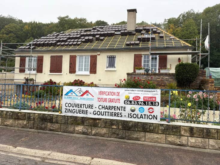 Pose de tuiles neuves sur une toiture - pavillon situé à Auvers saint geroeges dans l'Essonne (91).